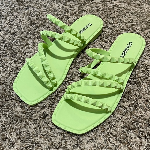 BRAND NEW Steve Madden Lime Green Pyramid Sandals - Picture 3 of 4